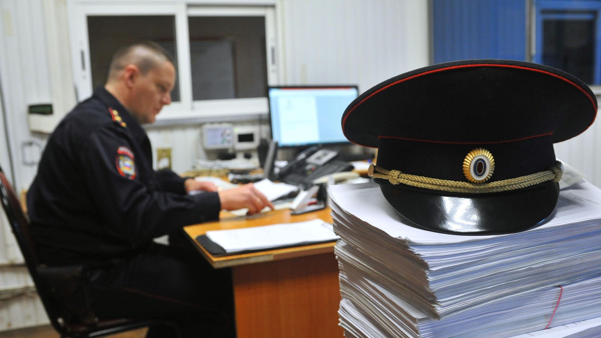 Сотрудник полиции во время заполнения документов Сотрудник полиции во время заполнения документов - РИА Новости, 1920, 04.06.2022
