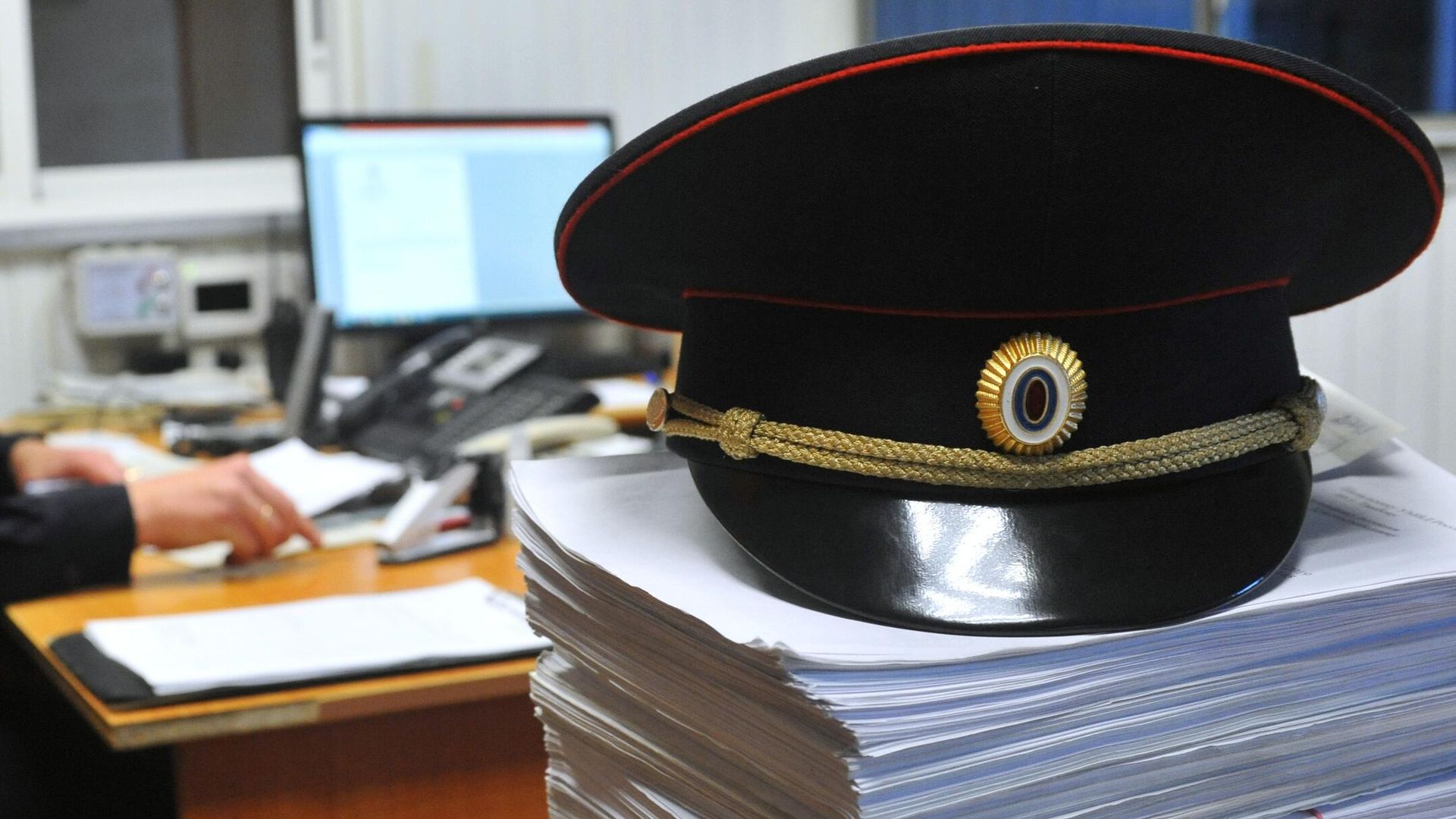 Сотрудник полиции во время заполнения документов Сотрудник полиции во время заполнения документов - РИА Новости, 1920, 06.06.2022