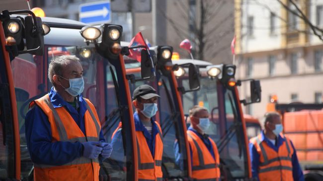 Сотрудники коммунальных служб перед выездом на дезинфекцию улиц Москвы Сотрудники коммунальных служб перед выездом на дезинфекцию улиц Москвы