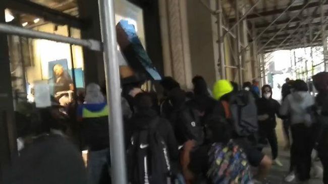 На Манхэттене протестующие громят витрины и грабят магазины На Манхэттене протестующие громят витрины и грабят магазины