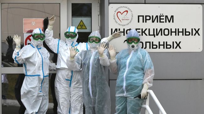 Врачи на крыльце красной зоны корпуса Федерального центра сердечно-сосудистой хирургии, переоборудованного под госпиталь для лечения больных коронавирусной инфекцией COVID-2019 Врачи на крыльце красной зоны корпуса Федерального центра сердечно-сосудистой хирургии, переоборудованного под госпиталь для лечения больных коронавирусной инфекцией COVID-2019
