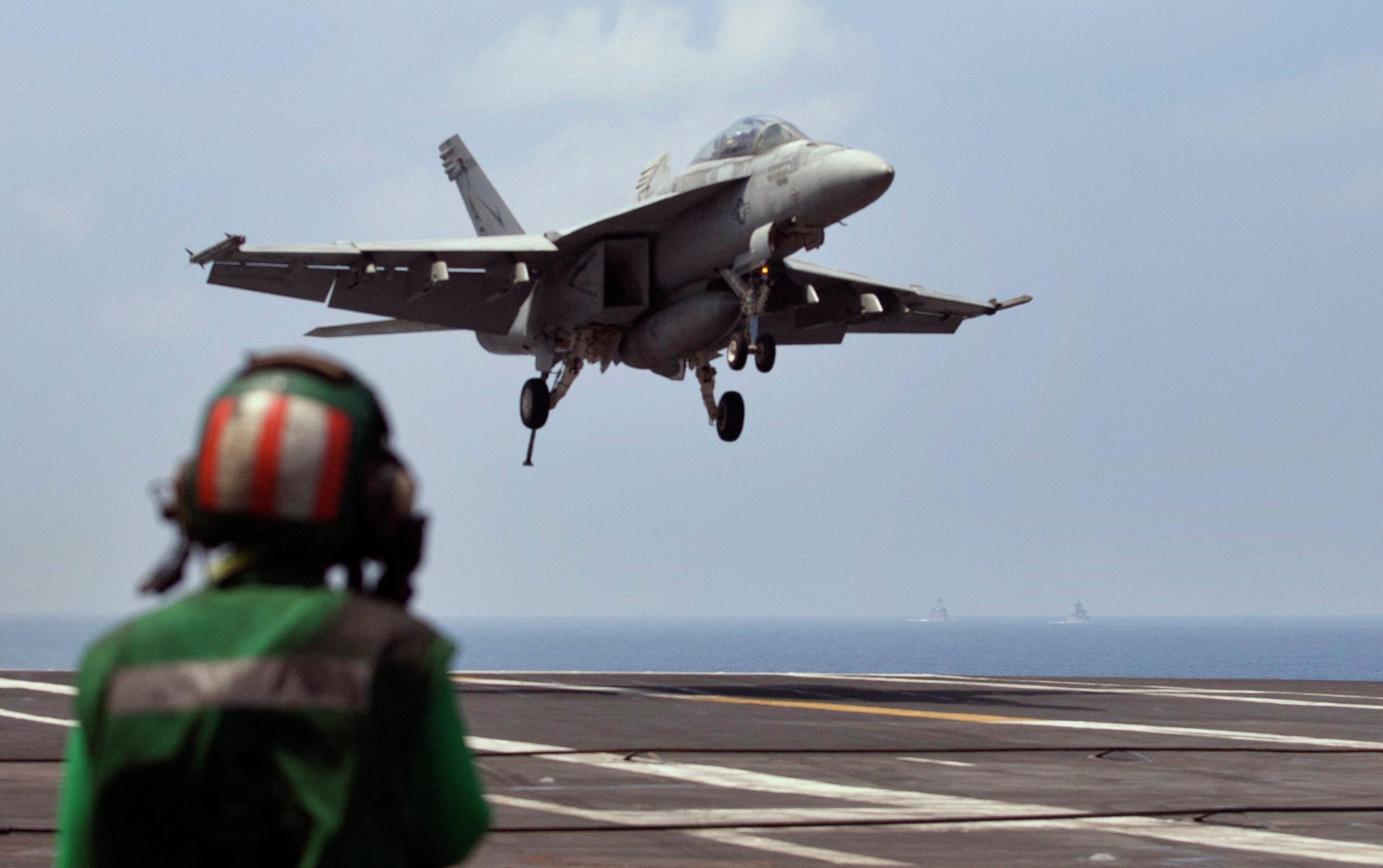 Истребитель ВМС США садится на борт крейсера USS Theodore Roosevelt (CVN 71) во время учений Malabar 2015 Истребитель ВМС США садится на борт крейсера USS Theodore Roosevelt (CVN 71) во время учений Malabar 2015 - РИА Новости, 1920, 27.09.2024