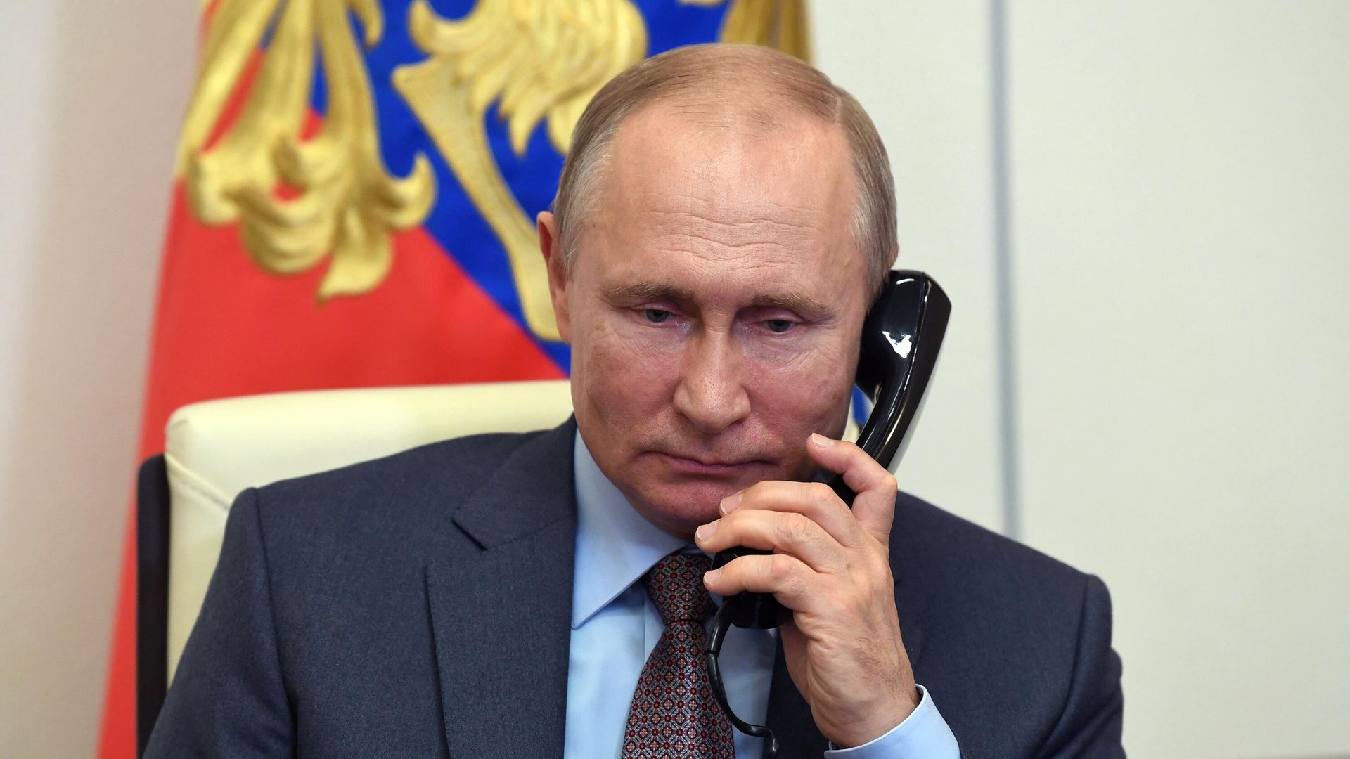Президент РФ Владимир Путин говорит по телефону Президент РФ Владимир Путин говорит по телефону - РИА Новости, 1920, 16.04.2022