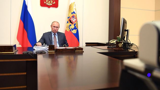 Президент РФ Владимир Путин во время встречи в режиме видеоконференции с председателем правительства РФ Михаилом Мишустиным
