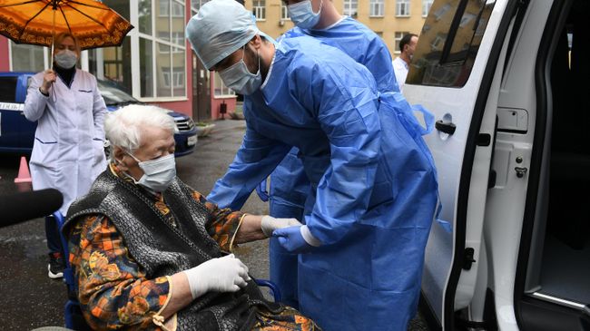 Зинаида Афанасьевна Новикова во время выписки из центра имени Н. Н. Приорова Минздрава РФ после лечения коронавирусной инфекции Зинаида Афанасьевна Новикова во время выписки из центра имени Н. Н. Приорова Минздрава РФ после лечения коронавирусной инфекции