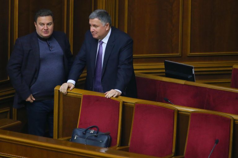 Министр внутренних дел Украины Арсен Аваков (справа) и депутат Верховной рады Украины Виктор Бондарь на внеочередном заседании Верховной рады в Киеве Министр внутренних дел Украины Арсен Аваков (справа) и депутат Верховной рады Украины Виктор Бондарь на внеочередном заседании Верховной рады в Киеве