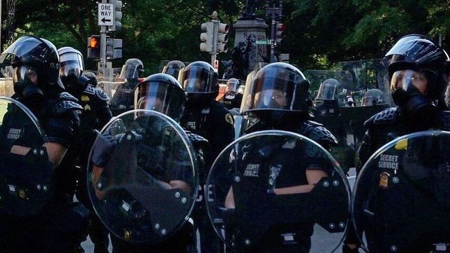 Сотрудники полиции на одной из улиц в Вашингтоне во время акции протеста Сотрудники полиции на одной из улиц в Вашингтоне во время акции протеста