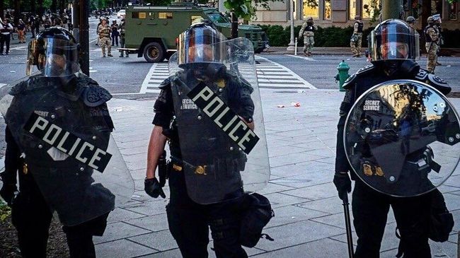 Сотрудники полиции на одной из улиц в Вашингтоне во время акции протеста Сотрудники полиции на одной из улиц в Вашингтоне во время акции протеста