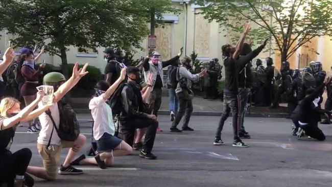 Участники акции протеста на одной из улиц в Вашингтоне. Стоп-кадр с видео Участники акции протеста на одной из улиц в Вашингтоне. Стоп-кадр с видео