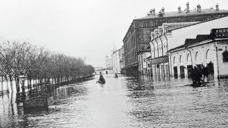 Бульвар в Москве затоплен водой. Наводнение 1908 года Бульвар в Москве затоплен водой. Наводнение 1908 года