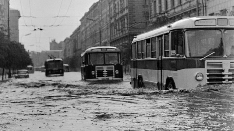 Городской транспорт движется по затопленным улицам города Городской транспорт движется по затопленным улицам города