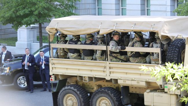 Военный автомобиль, перевозящий персонал Национальной гвардии, в Вашингтоне Военный автомобиль, перевозящий персонал Национальной гвардии, в Вашингтоне