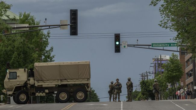 Военнослужащие национальной гвардии США в городе Сент-Пол Военнослужащие национальной гвардии США в городе Сент-Пол