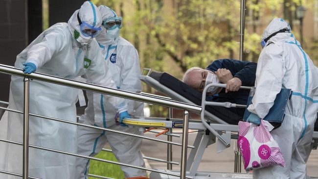 Медики транспортируют пациента в приемное отделение национального медицинского центра эндокринологии Минздрава России Медики транспортируют пациента в приемное отделение национального медицинского центра эндокринологии Минздрава России