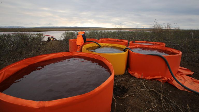Сотрудники Морской спасательной службы проводят работы по ликвидации нефтяного пятна в устье реки Амбарная Сотрудники Морской спасательной службы проводят работы по ликвидации нефтяного пятна в устье реки Амбарная