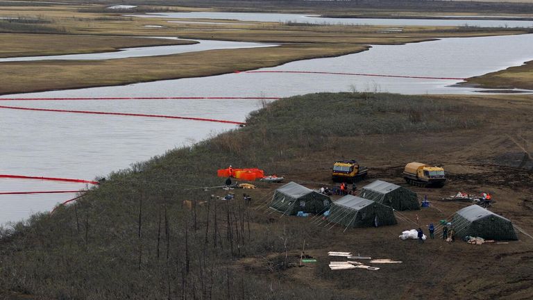 Сотрудники Морской спасательной службы проводят работы по ликвидации нефтяного пятна в устье реки Амбарная Сотрудники Морской спасательной службы проводят работы по ликвидации нефтяного пятна в устье реки Амбарная