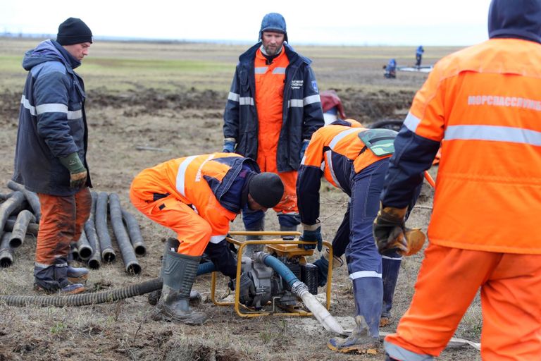 Сотрудники Морской спасательной службы проводят работы по ликвидации нефтяного пятна в устье реки Амбарная
