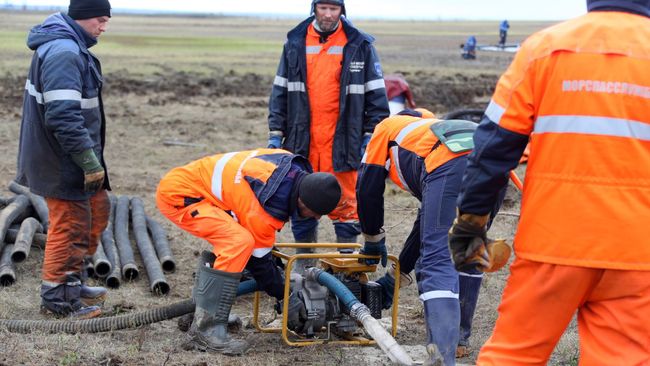 Сотрудники Морской спасательной службы проводят работы по ликвидации нефтяного пятна в устье реки Амбарная