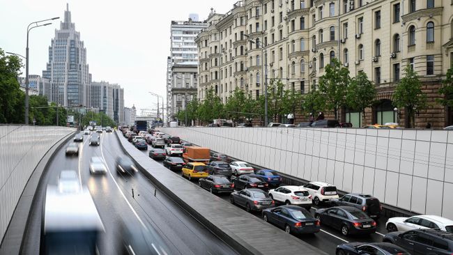 Движение автомобилей на Садовом кольце в Москве Движение автомобилей на Садовом кольце в Москве