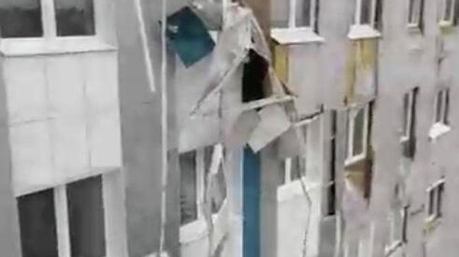 Скриншот видео очевидца из КБР, где сильный ветер повредил фасад госпиталя Скриншот видео очевидца из КБР, где сильный ветер повредил фасад госпиталя