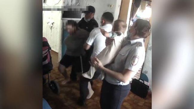 Он ее просто выхватил у меня: опека забрала детей у многодетной матери Он ее просто выхватил у меня: опека забрала детей у многодетной матери