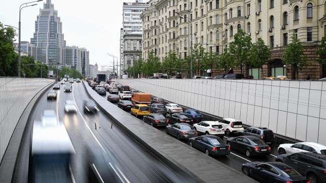 Движение автомобилей на Садовом кольце в Москве Движение автомобилей на Садовом кольце в Москве