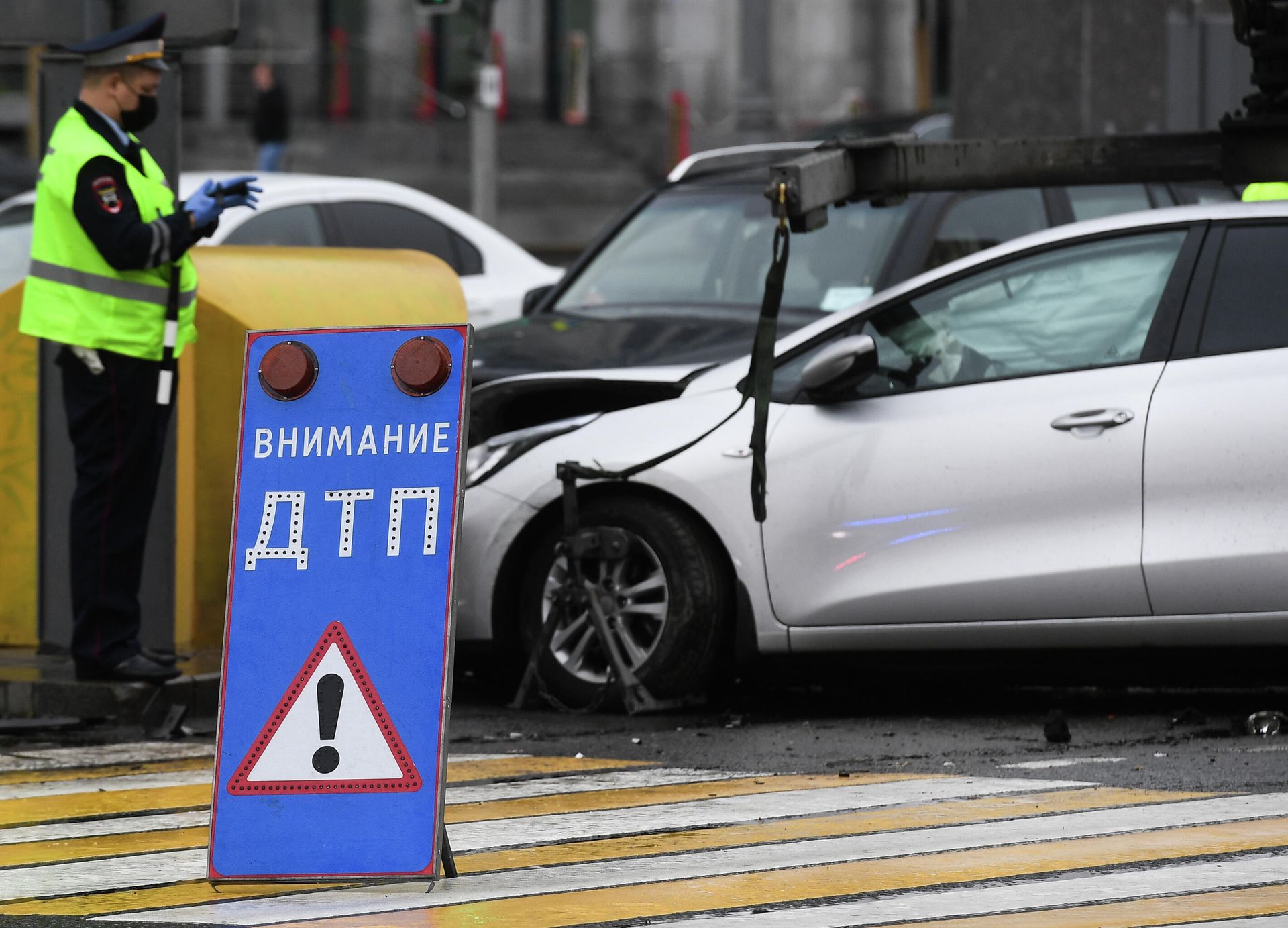 Сотрудник ДПС на месте аварии в Москве Сотрудник ДПС на месте аварии в Москве - РИА Новости, 1920, 20.03.2024