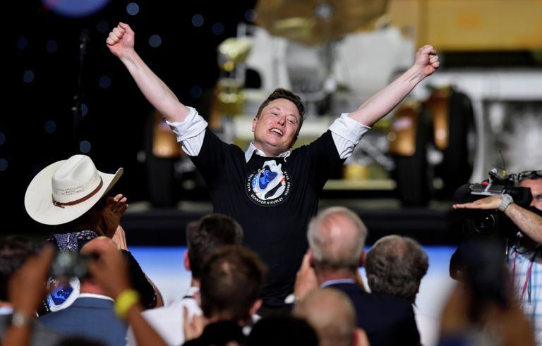 Генеральный директор и владелец SpaceX Илон Маск радуется успешному запуску ракеты SpaceX Falcon 9 с космическим кораблем Crew Dragon Генеральный директор и владелец SpaceX Илон Маск радуется успешному запуску ракеты SpaceX Falcon 9 с космическим кораблем Crew Dragon