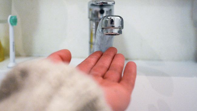 Кран в ванной комнате во время сезонного отключения горячей воды