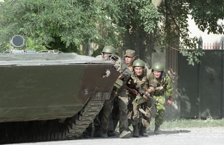 Бойцы спецподразделения готовятся к штурму больницы города Буденновска