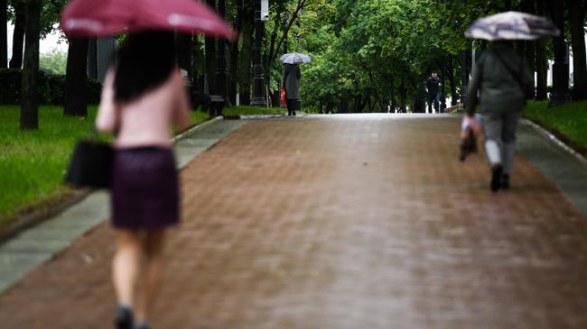 Прохожие гуляют по скверу у Чистых прудов в Москве Прохожие гуляют по скверу у Чистых прудов в Москве