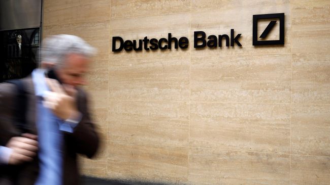 Прохожий у офиса Deutsche Bank Прохожий у офиса Deutsche Bank