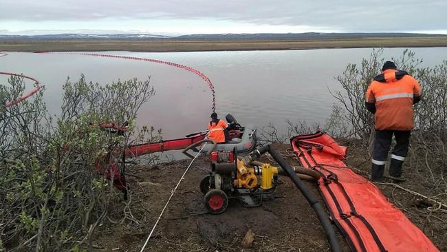 Специалисты Морспасслужбы во время ликвидации последствий аварии на ТЭЦ-3 Норильска Специалисты Морспасслужбы во время ликвидации последствий аварии на ТЭЦ-3 Норильска