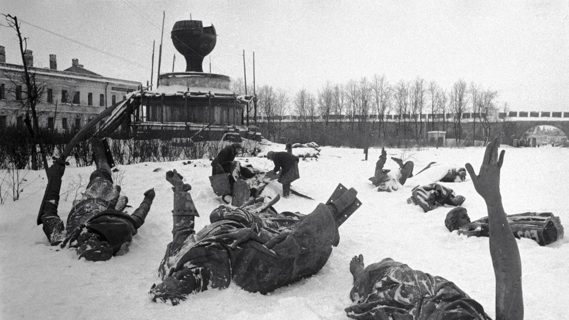 Памятник Тысячелетие России на территории Новгородского Кремля, разрушенный фашистскими захватчиками Памятник Тысячелетие России на территории Новгородского Кремля, разрушенный фашистскими захватчиками - РИА Новости, 1920, 05.06.2020
