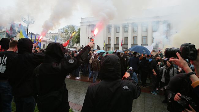 Участники акции с требованием отставки главы МВД Украины Арсена Авакова у здания Верховной рады Украины в Киеве Участники акции с требованием отставки главы МВД Украины Арсена Авакова у здания Верховной рады Украины в Киеве