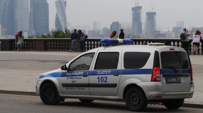 Автомобиль полиции на смотровой площадке Воробьевых гор в Москве Автомобиль полиции на смотровой площадке Воробьевых гор в Москве