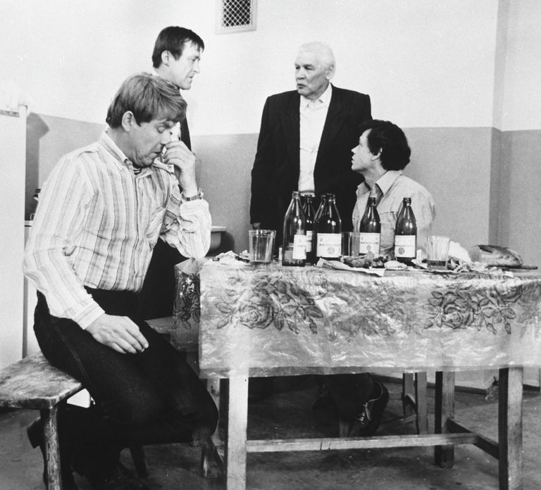 Михаил Кокшенов (слева), Всеволод Санаев (в центре) и Николай Караченцов (справа) в художественном фильме режиссера Игоря Добролюбова Белые росы Михаил Кокшенов (слева), Всеволод Санаев (в центре) и Николай Караченцов (справа) в художественном фильме режиссера Игоря Добролюбова Белые росы