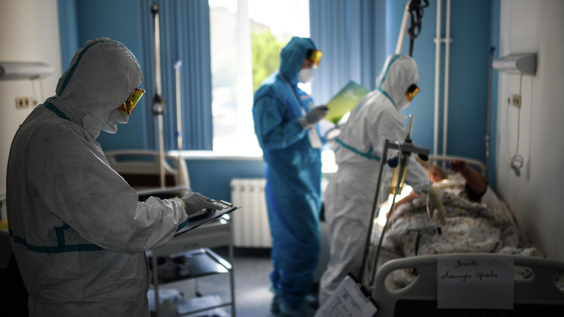 Врачи у постели пациента во время обхода в госпитале COVID-19 в ЦИТО им. Н. Н. Приорова Врачи у постели пациента во время обхода в госпитале COVID-19 в ЦИТО им. Н. Н. Приорова - РИА Новости, 1920, 02.10.2020