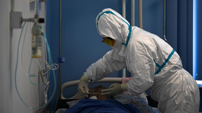 Врачи и пациент в госпитале COVID-19 в ЦИТО им. Н. Н. Приорова Врачи и пациент в госпитале COVID-19 в ЦИТО им. Н. Н. Приорова