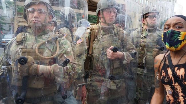  Военнослужащие США во время акции протеста против полицейского насилия у Белого дома в Вашингтоне