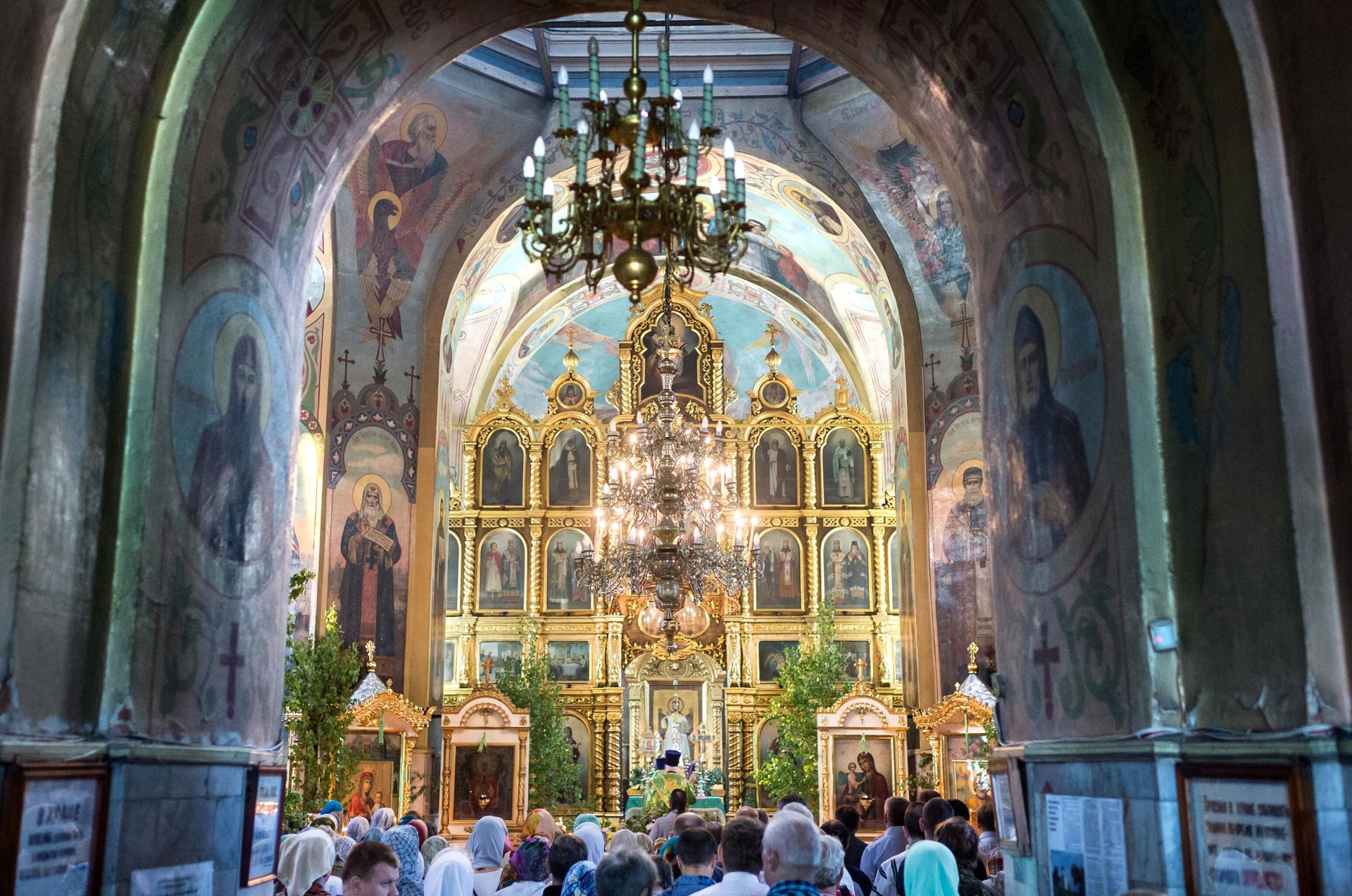 Прихожане во время богослужения в соборе Воздвижения Креста Господня в день праздника святой Троицы  - РИА Новости, 1920, 15.05.2025