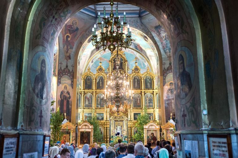Прихожане во время богослужения в соборе Воздвижения Креста Господня в день праздника святой Троицы Прихожане во время богослужения в соборе Воздвижения Креста Господня в день праздника святой Троицы
