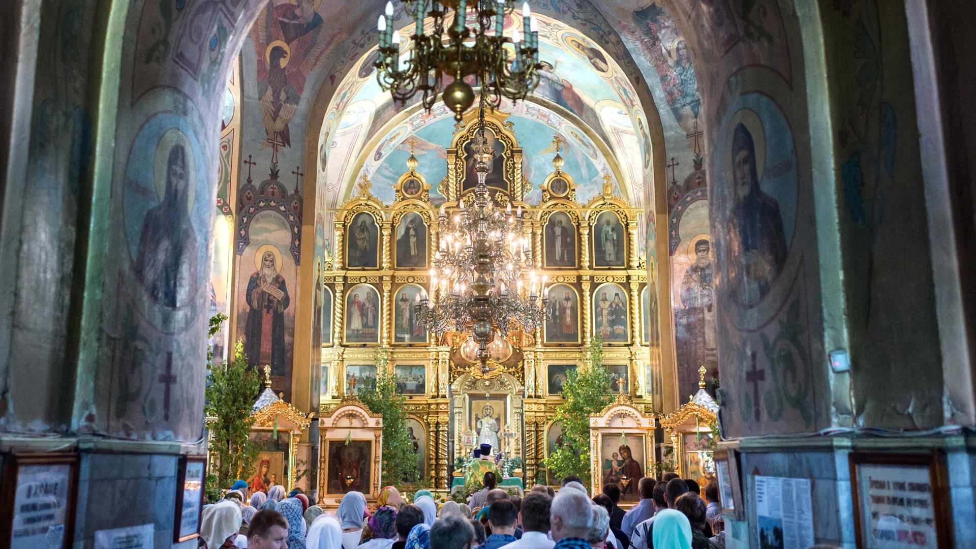 Прихожане во время богослужения в соборе Воздвижения Креста Господня в день праздника Святой Троицы - РИА Новости, 1920, 23.06.2024