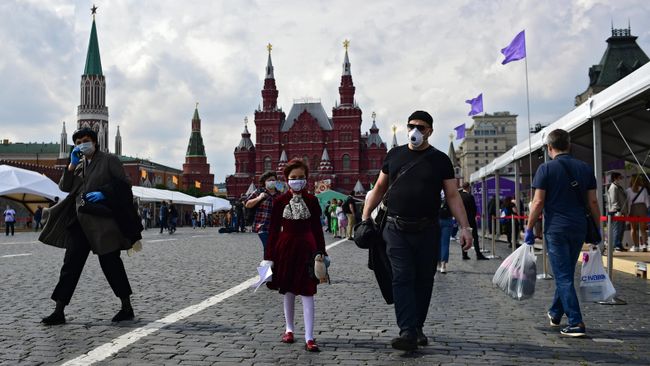Посетители на ежегодном российском книжном фестивале на Красной площади
