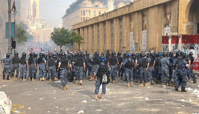 Сотрудники полиции у здания парламента в центре Бейрута, где демонстранты начали погром