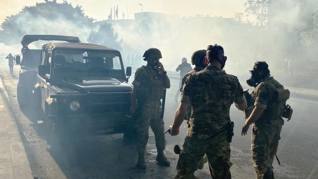 Военная полиция в центре Бейрута во время акции протеста Военная полиция в центре Бейрута во время акции протеста