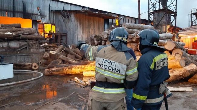 Сотрудник МЧС во время тушения пожара в складском помещении по улице Целинная в Хабаровске Сотрудник МЧС во время тушения пожара в складском помещении по улице Целинная в Хабаровске