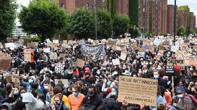 Участники акции протеста против полицейского насилия перед зданием посольства США в Лондоне