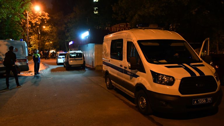 Неизвестный устроил стрельбу из окна в Москве Неизвестный устроил стрельбу из окна в Москве