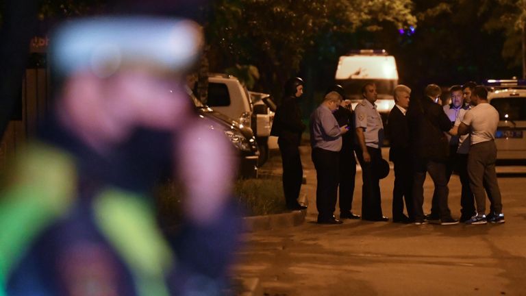Сотрудники полиции возле дома на улице Строителей в Москве, где мужчина произвел несколько выстрелов из неустановленного оружия Сотрудники полиции возле дома на улице Строителей в Москве, где мужчина произвел несколько выстрелов из неустановленного оружия